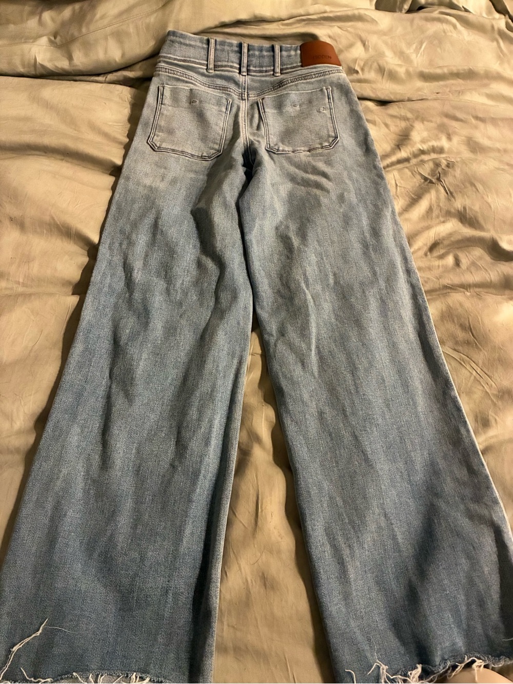 High-Rise Light Blue Wide-Leg Jeans with Raw Hem - Picture 5 of 6